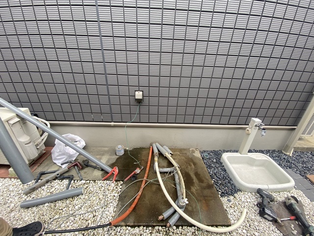 施工中<br />既存温水器撤去後です。配管工事、電気工事をします。