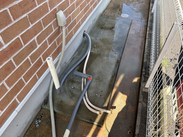 施工中<br />土間掃除後です。配管工事もしていきます。アンカーを打って新規機種設置後、配管、電気をつないでいきます。<br />