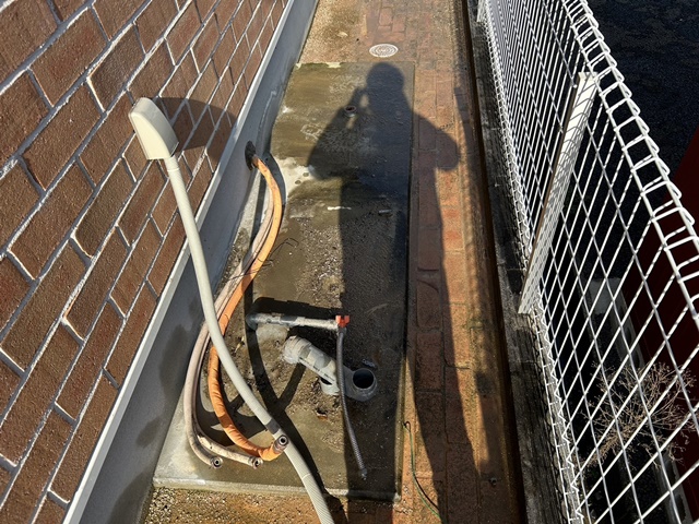 施工中<br />既存エコキュート撤去後です。土間を綺麗にしてから設置、配管工事、電気工事をしています。