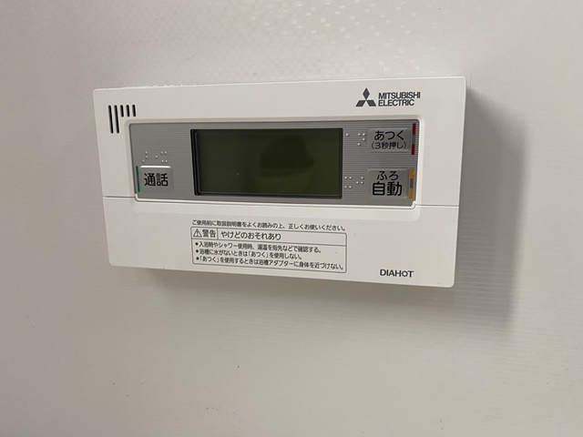 施工後の浴室リモコンです。水が入らないように周りをコーキングしています。