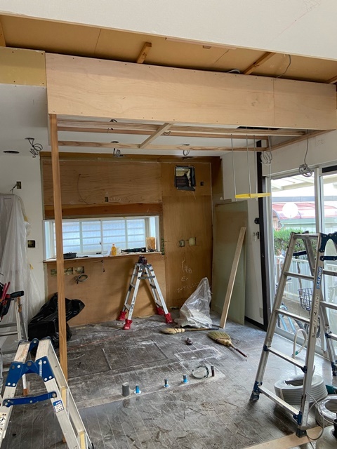 施工中<br />壁、天井の下地工事をしていきます。既存サッシは撤去して壁を作っていきます。