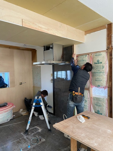 施工中<br />
既存サッシ撤去後、壁の下地工事をしてキッチンパネルを貼っていきます。