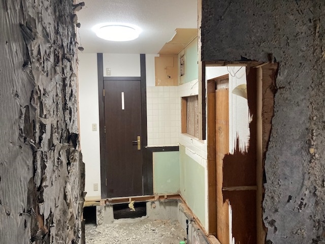 施工中<br />
キッチン撤去後です。<br />
床、天井、壁もすべて解体していきます。
