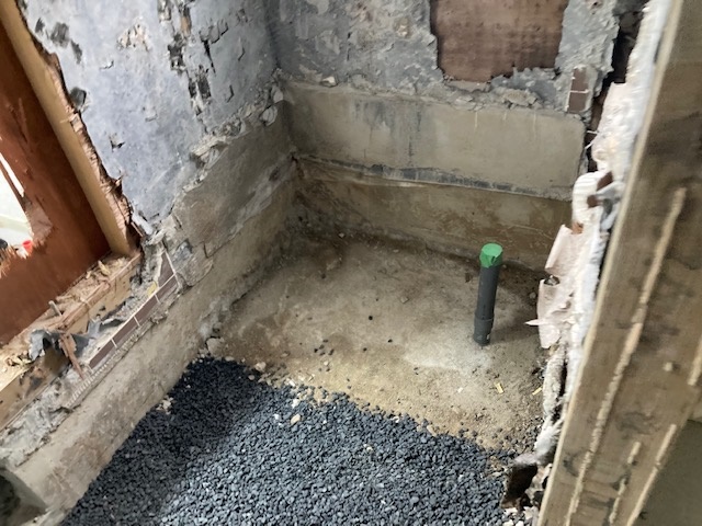 施工中<br />
浴室解体後、土間打ち工事をして、床下地工事をしていきます。