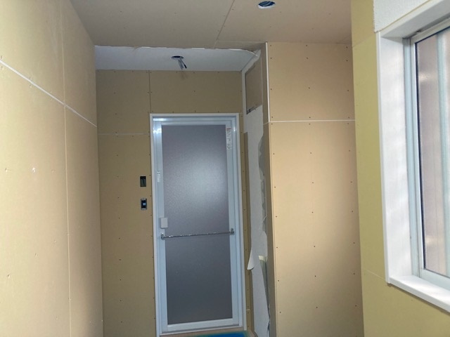 施工中<br />
洗面所の下地工事の写真です。<br />
床はフロアタイルを貼っていきます。