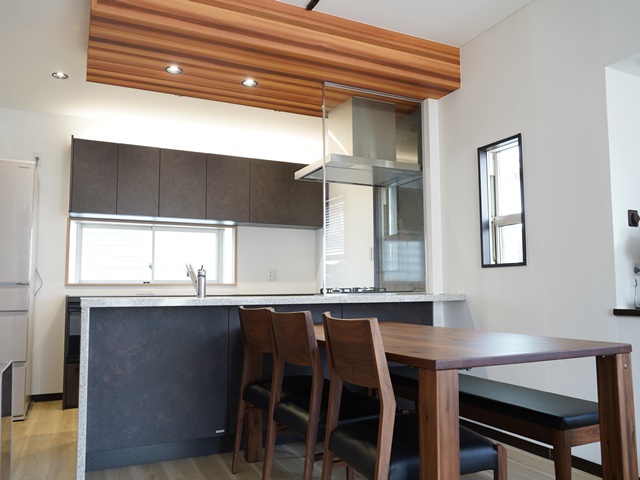 施工後<br />間仕切り壁を解体して、対面キッチンになったので、リビングの家族とおしゃべりしながら料理をすることが出来ますね。