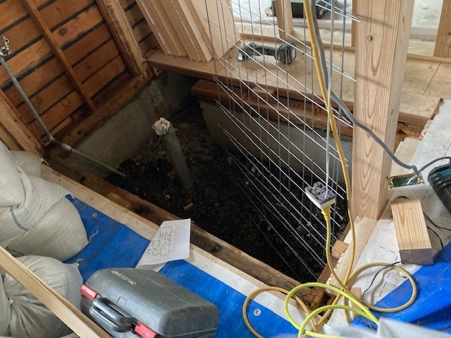 床と壁を解体し、床をしっかり断熱します。断熱材ネオマフォーム45