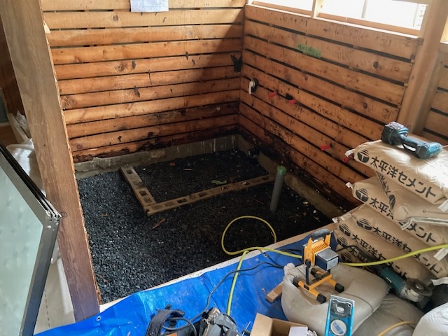 既存浴室を撤去し、土間打ちを行います。