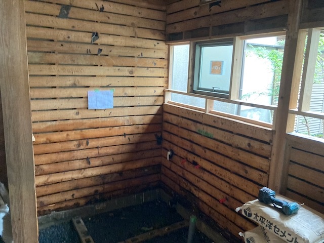 サッシを取り付けました。