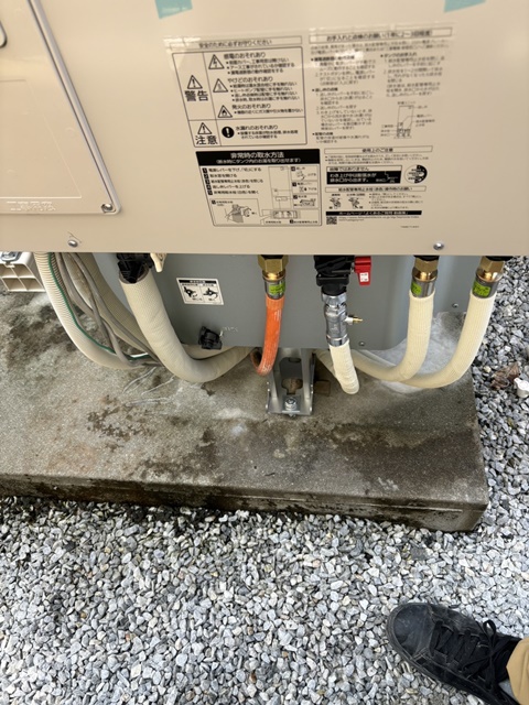 施工中<br />配管、電気を繋ぎます。