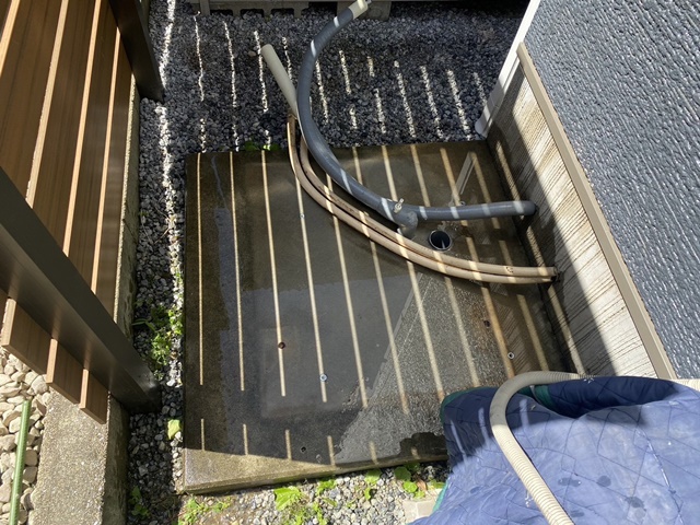 施工中<br />既存機種撤去後です。土間を綺麗に掃除して設置していきます。