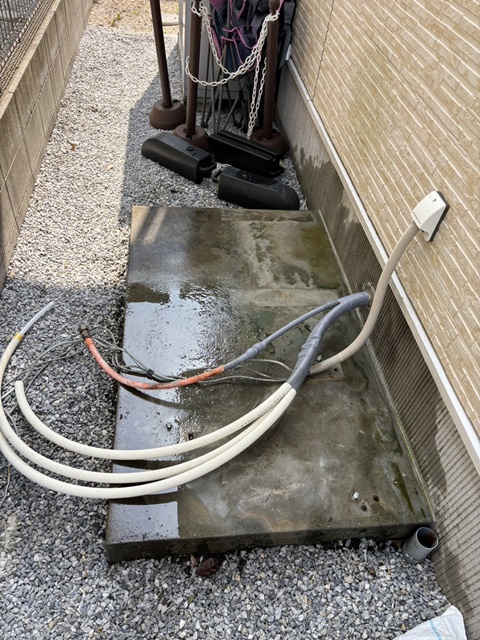 施工中<br />既存エコキュート撤去後です。土間を掃除した後配管工事、電気工事をします。
