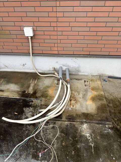 既存品を撤去し、配管・配線の準備をしています。