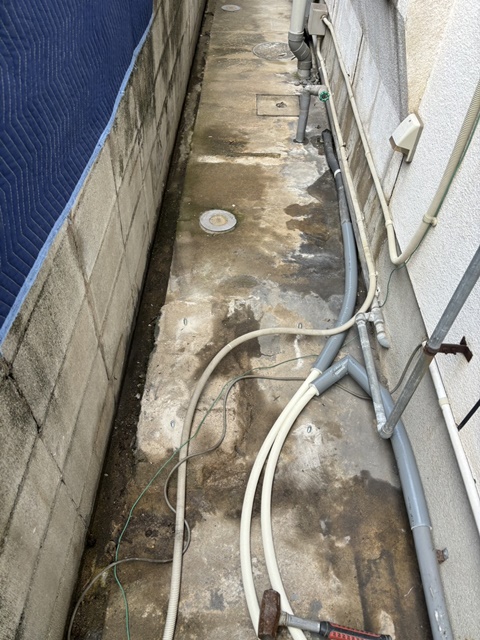 電気温水器を撤去し、配管の準備をしました。