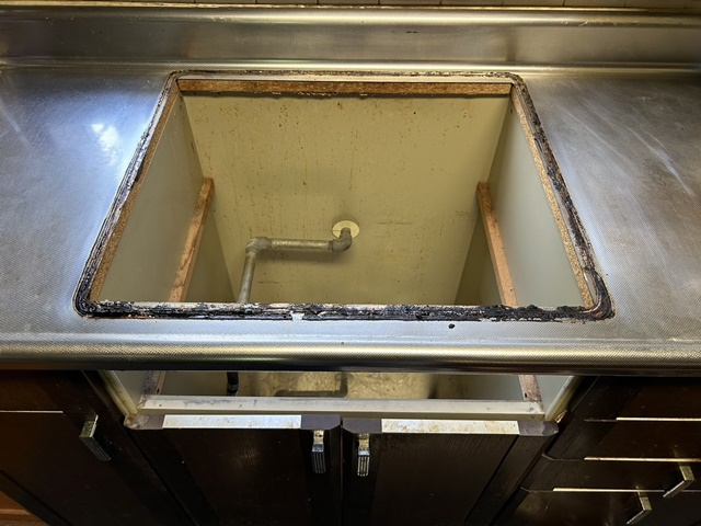 既存のガスコンロを撤去しました。油汚れを綺麗に落として設置していきます。