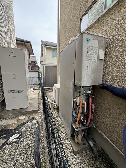 カバーを外し、まず水抜きからスタートです。