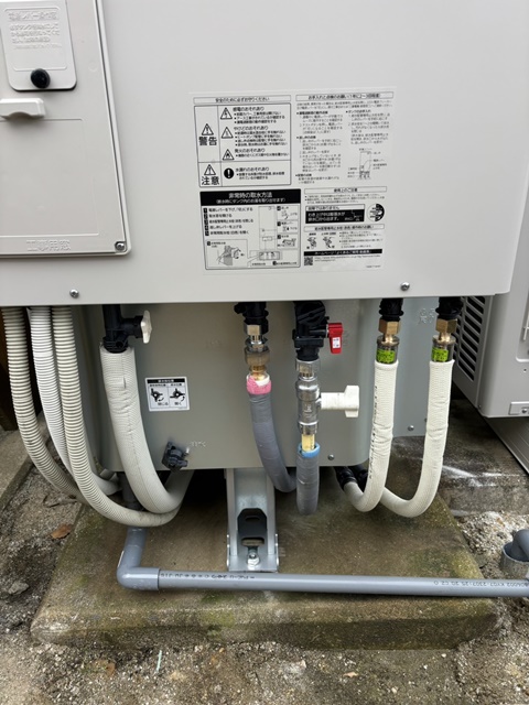 施工中<br />配管を繋ぎます。<br />水漏れがないか確認して、保温材を巻いていきます。