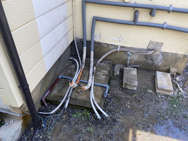 施工中<br />既存機種撤去後です。<br />アンカーを打って新規機種設置します。<br />新規機種設置後、配管工事、電気工事をしていきます。