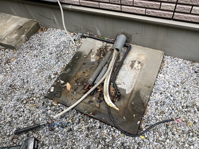 施工中<br />既存機種撤去後です。<br />土間を掃除して新規機種設置していきます。