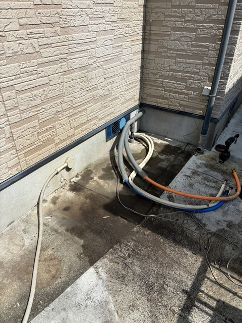 施工中<br />既存機種撤去後です。<br />新規機種設置後、配管工事、電気工事をしていきます。