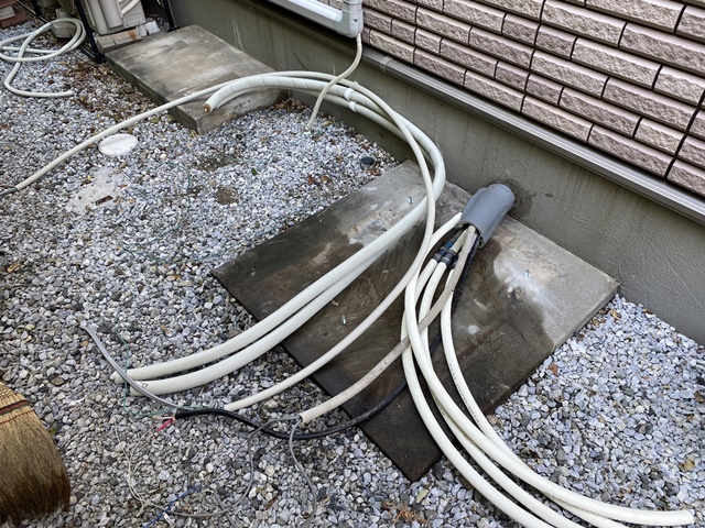 施工中<br />配管工事をします。<br />新規機種設置して、配管、電気を繋げます。