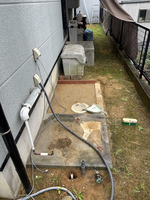 施工中<br />既存電気温水器撤去後です。土間を掃除して新規機種設置します。