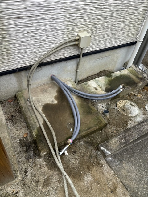 施工中<br />土間を掃除して、既存配管に保温材を巻きます。基本的に配管は流用致します。<br />設置後、配管工事、電気工事をします。