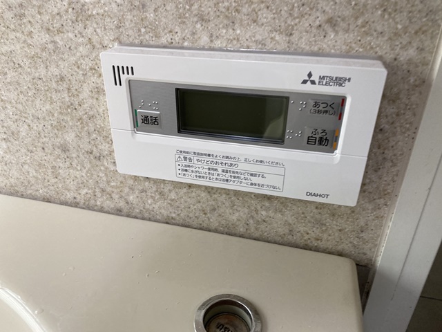 施工後の浴室リモコンです。<br />水が入らないように周りをコーキングしています。