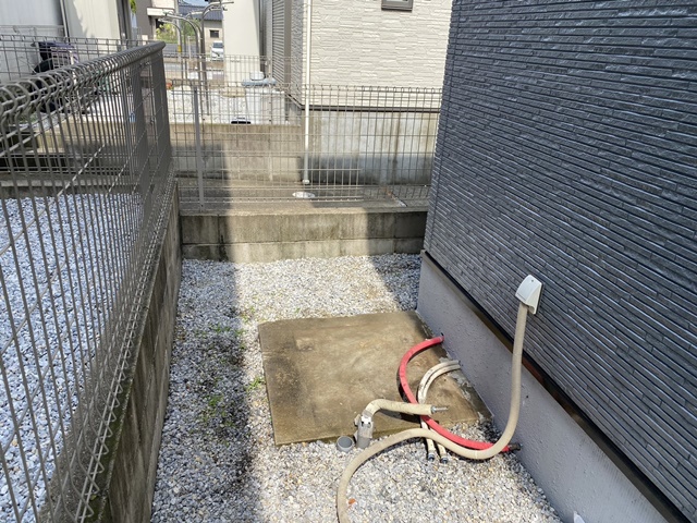 施工中<br />既存温水器撤去後です。<br />新規機種設置後、配管工事、電気工事をします。