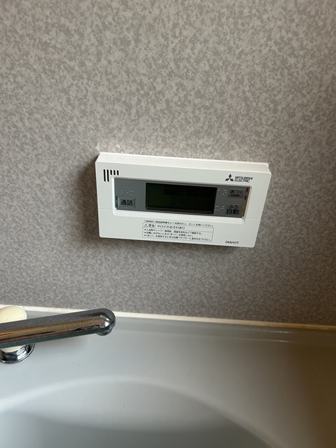 施工後の浴室リモコンです。水が入らないように周りをコーキングしています。