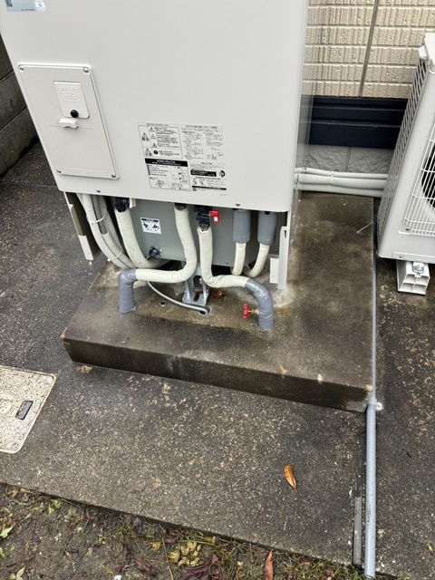 三菱 SRT-S376を据え付け、配管工事が完了しました。