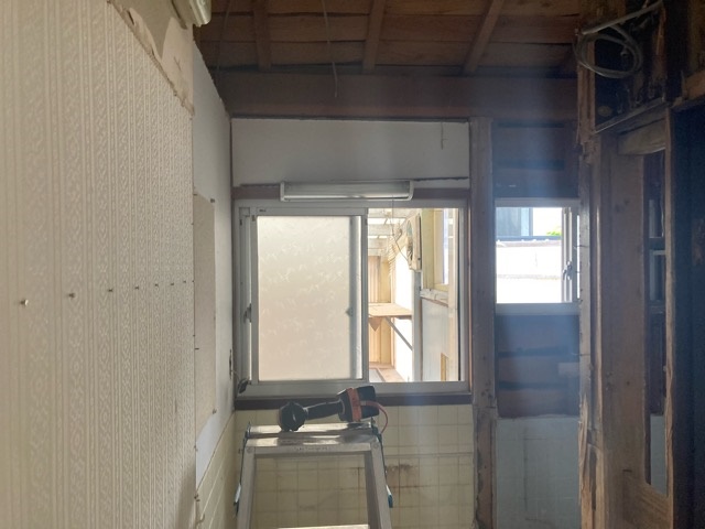 施工中<br />既存洗面台撤去後です。<br />壁、床、天井、配管もすべてやり替えます。