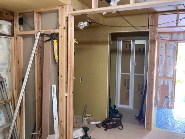 施工中<br />下地からやり替えていきます。