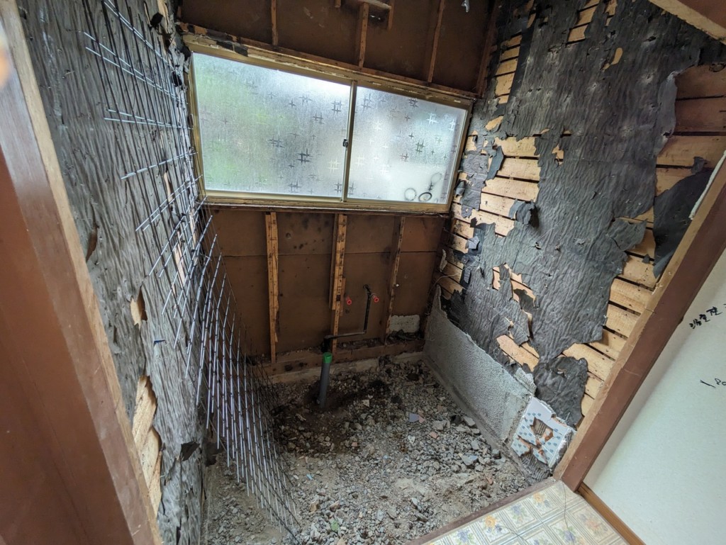 施工中<br />壁、床、天井解体します。