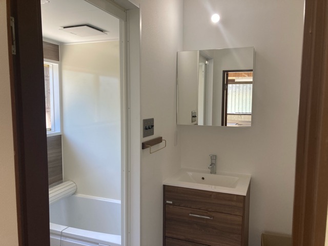 洗面所施工後<br />スライド式収納になります。