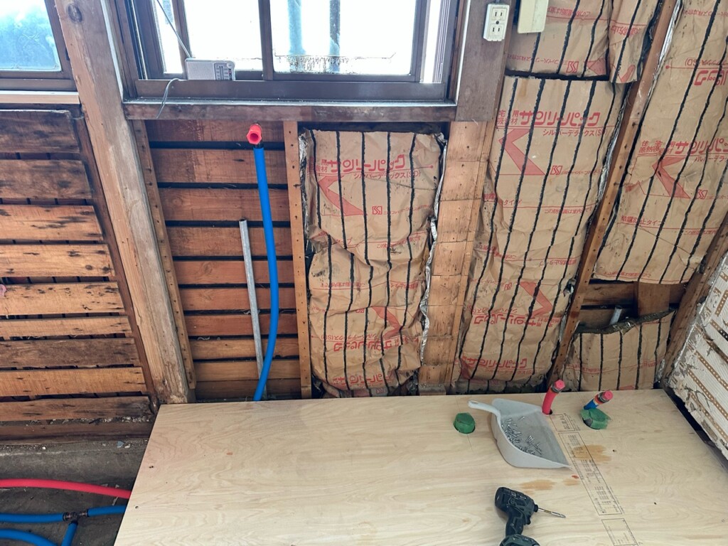 壁を解体後、下地貼ります。