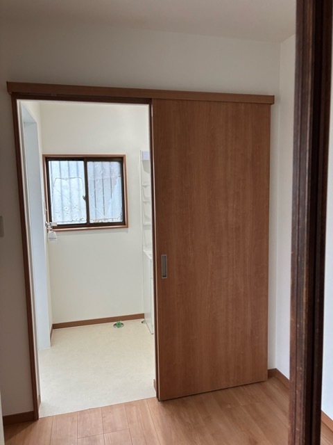 洗面所、入口の建具は片開きから上吊引戸に交換しました。