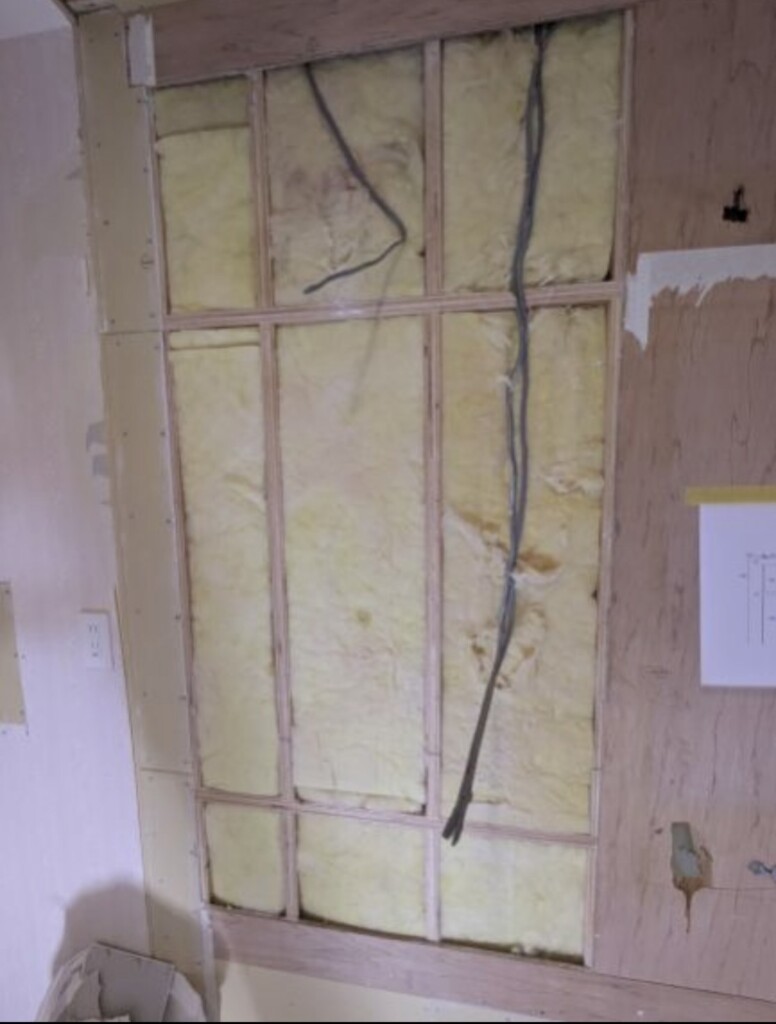 照明やコンセントの位置指定がある場合は電線を延長が必要となります。