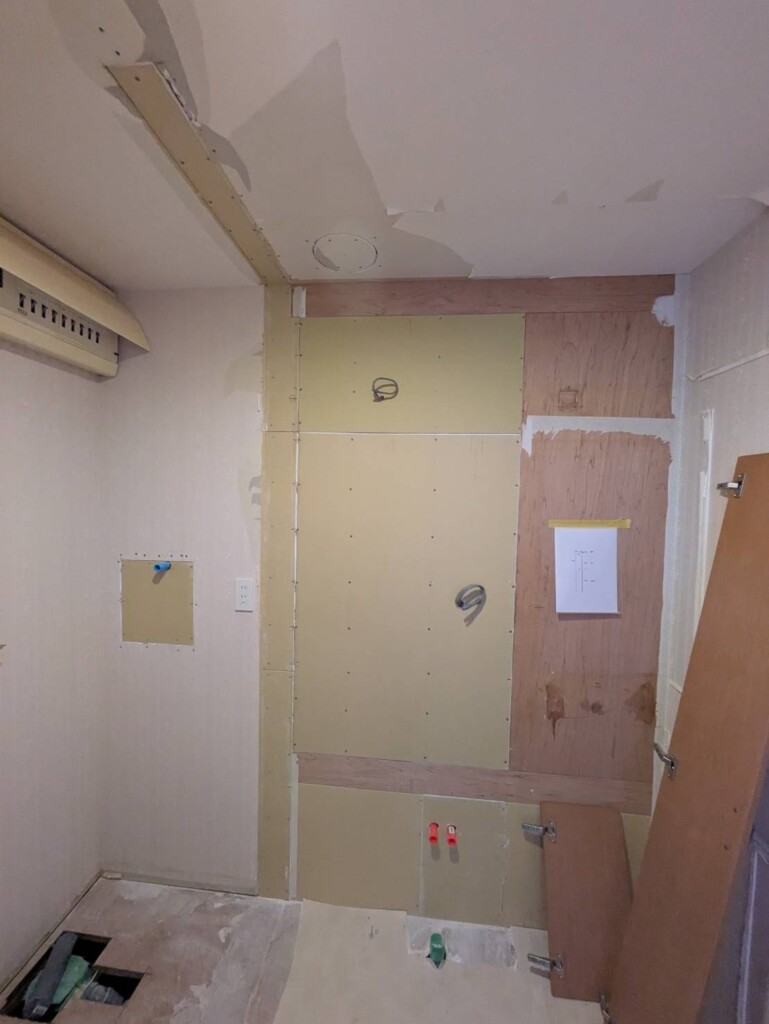 補修後の写真です。<br />
この後はクロスや床材を貼った後に、洗面化粧台などを設置していきます。