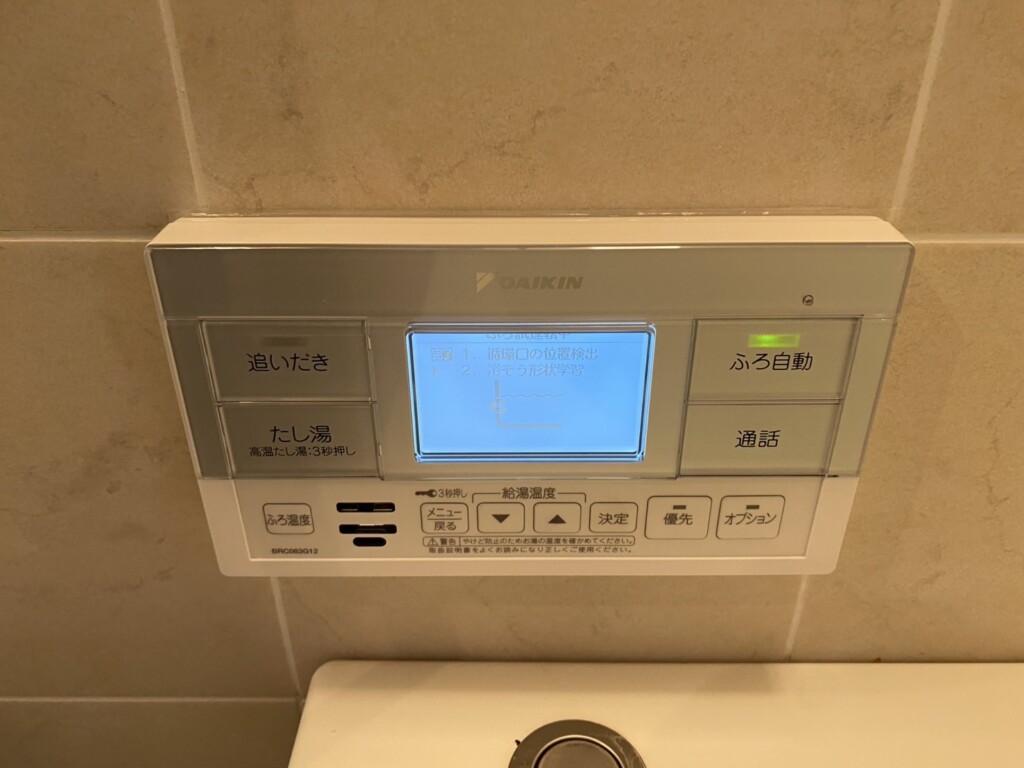 施工後の浴室リモコンです。水が入らないように周りをコーキングしています。