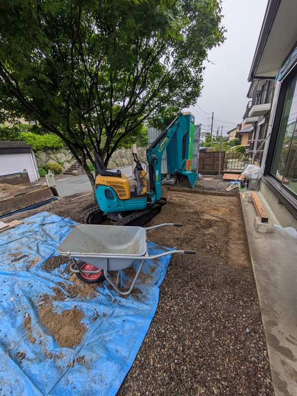 施工中<br />ウッドデッキを設置する場所の下地の準備をしています。