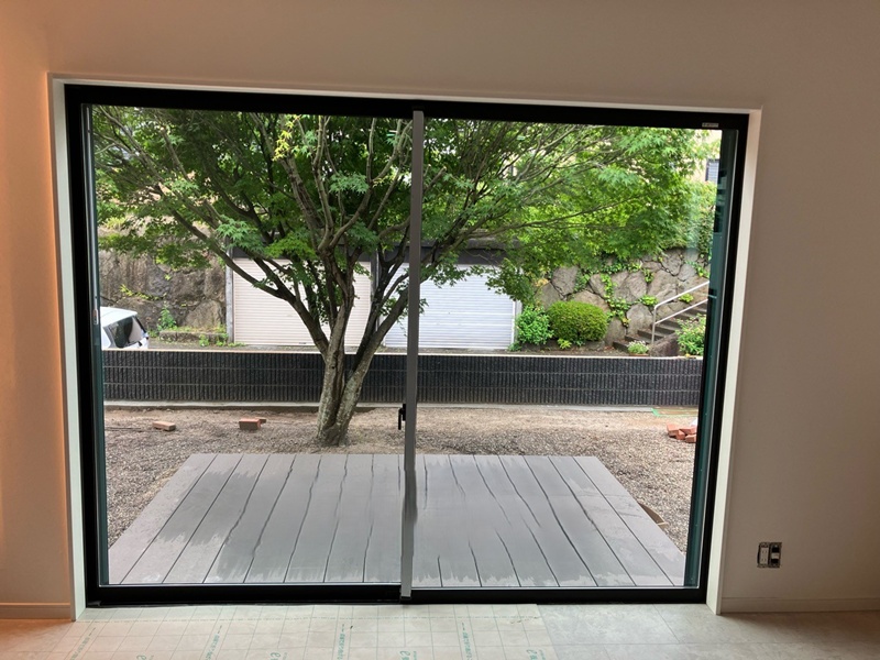 デッキ部分までできたところを室内側からみたところです。