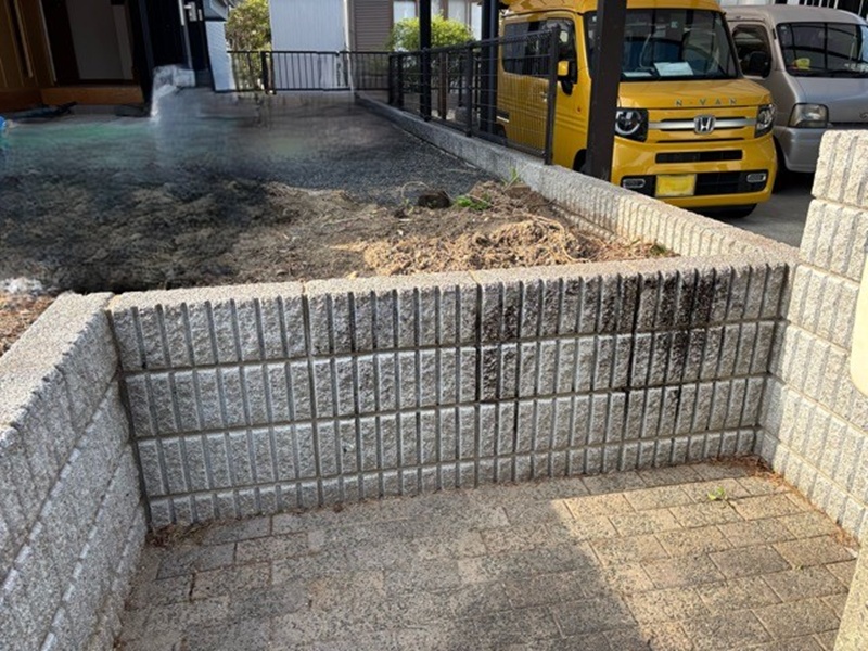 施工中<br />
段差を無くしてゆるやかなスロープにしていきます