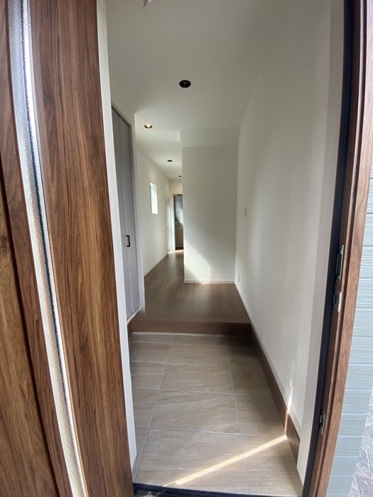 玄関内です。正面の壁の部分は階段下収納になっています。