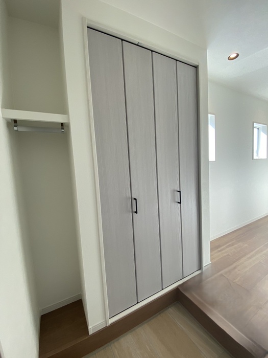 玄関内にも収納と広々したシューズクローゼットを設置しました。