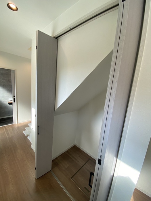 階段下収納はこのようになっています。