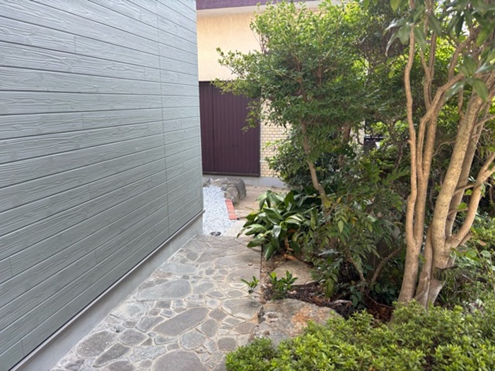 玄関から庭側をみたところです。石畳と庭の一部はそのまま残しています。