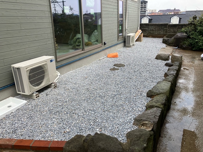 施工中です。<br />垣根と木をすべて伐採・撤去して基礎工事までは終わっています。ここから設置工事です。