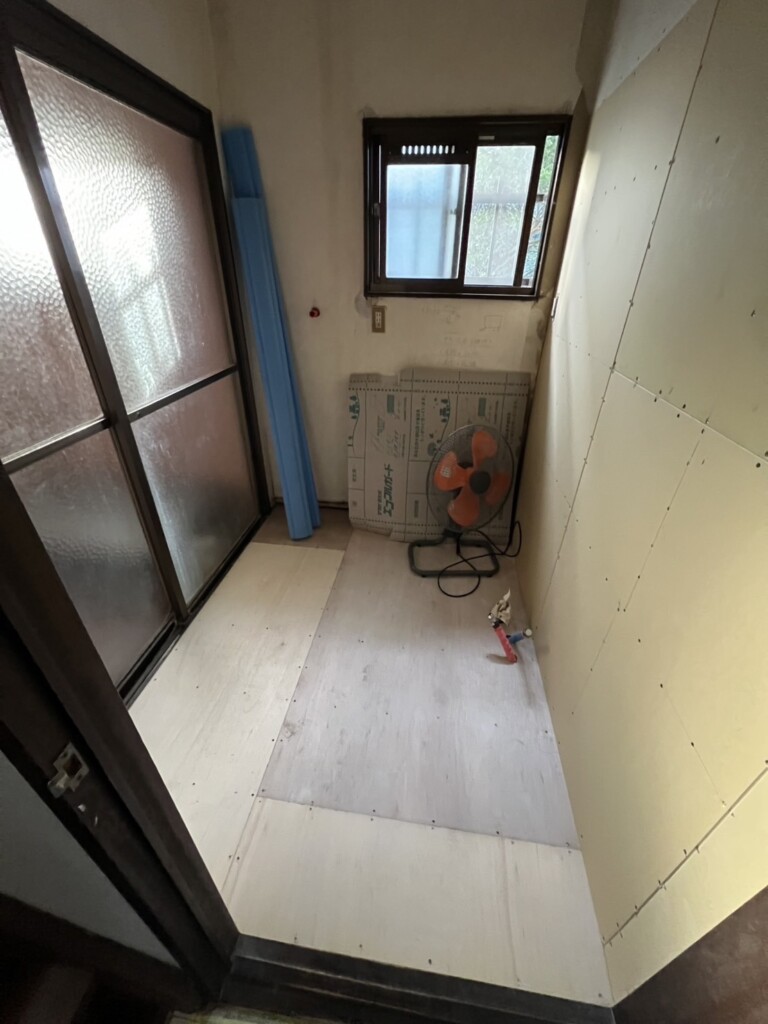 施行中です床も壁も新しくなりました。