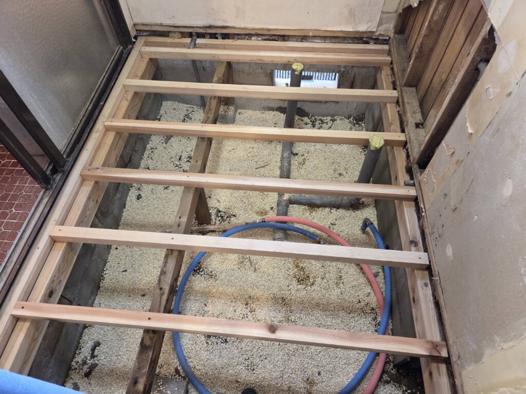 床の基礎部分の施工中です。